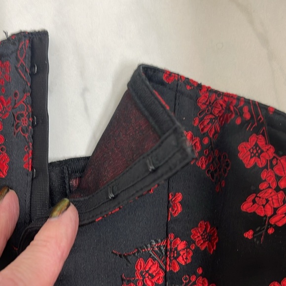 Red and black brocade corset. NWOT - Picture 5 of 6